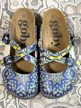 Goby Closed-Toe Slip-On Slides Sandals Blue Yellow Abstract Design Vegan Leather